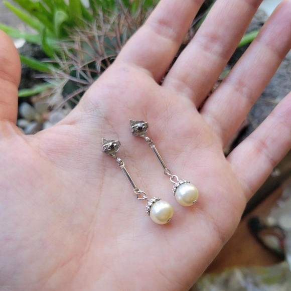 Vintage Avon Silver Simple Dainty Classic Pearl Drop Hanging Stud Earrings - Picture 9 of 16